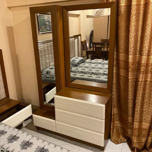 Dresser Dubai Polish